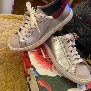 Like New TREASURE & BOND silver tennis shoe sz 7 fit 6 too.